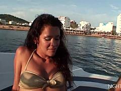 Az európai szépség, Samia Duartes kültéri pickupban és szőrtelen punciban szexel