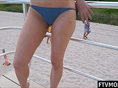 Publiczne obnażanie się kocic w bikini na zewnątrz