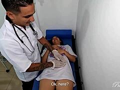 Lia Ponce svojo analno slo zadovolji zdravnik