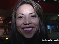 Latina amateur en lingerie se fait ramasser sur un parking