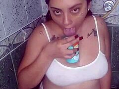 Una escort colombiana disfruta de la masturbación en solitario en casa