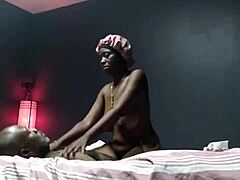 Афроамериканская любительница-мамочка с большими сиськами и голой попкой