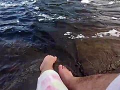 Mikas isot ja karvaiset jalat nauttivat paljain jaloin leikkimisestä vedessä