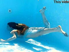 야외에서 수영하는 Ivi Reins의 자연스러운 재능이 선보입니다