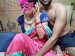 Caldo incontro romantico con una sexy donna sposata in abbigliamento indiano