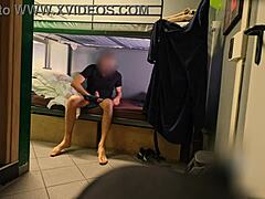 Les résidents européens de l'auberge se livrent à la masturbation sous la douche