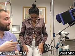 Doktor Tampa, üniversitede fizik tedavi seansı sırasında hastayı Hitachi sihirli değneğiyle orgazma getiriyor
