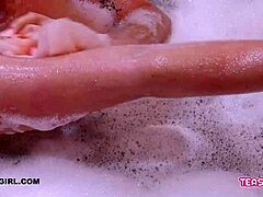 נערה צעירה ומפתה מתפנקת באמבטיה חמה