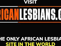 Een zwart lesbisch stel geniet van face-sitting en anaal spel in de kleine uurtjes