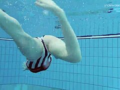 Russische badpakmodel Lada Poleshuks krijgt een hete zwembadsessie