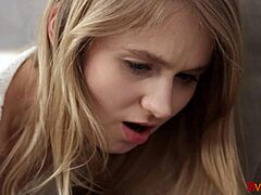 Eine junge Fee hat Analsex und Arsch-zu-Mund-Sex in einem Video von 18videoz