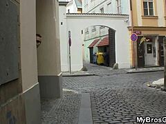 En tjekkisk blondine giver et blowjob og har sex med en anden mand