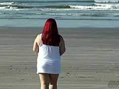 曲線美のある熟女がビーチで美しい日差しの中でアセットを誇示する