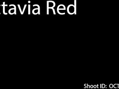 Octavia Red erlebt intensive Dehnung und Orgasmus