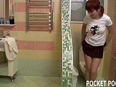 Colega de quarto adolescente pega se dando prazer no banheiro