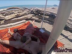 Europese lerares pronkt naakt op het strand voor het plezier van voyeurs in het openbaar
