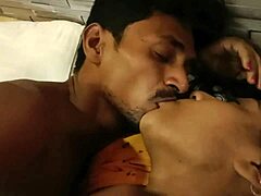 Seorang istri India yang cantik berciuman dengan penuh gairah dan melakukan hubungan seks yang intens di dalam bus