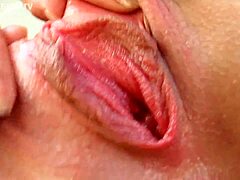 Gitta, osupljiva evropska blondinka, v videoposnetku solo masturbacije z intenzivnimi bližnjimi posnetki svoje rožnate mučke in naravnimi majhnimi joški
