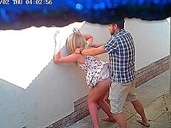 Аматерски пар ухваћен на камери како се секса у јавном ресторану