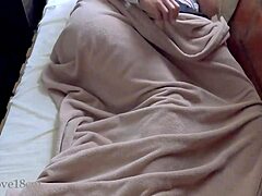 18letý amatér si užívá velký penis a zadek svého nevlastního bratra v posteli