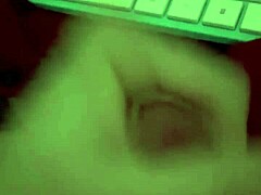 Amatérska nevlastná sestra prichytená pri masturbácii, keď spím