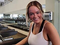 Alexis med naturliga stora bröst blir upphämtad på gymmet i denna Adamdangertv-video