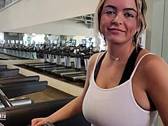 Alexis s prirodzenými veľkými prsiami je vyzdvihnutá v telocvični v tomto videu Adamdangertv