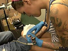 Video casero de sexo de parejas amateur con una morena artista del tatuaje