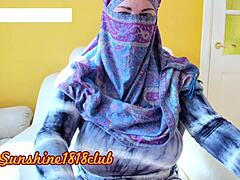 Polna prsi bližnjevzhodne žene v hidžabu se ukvarja s spletnim seksom