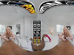 Koe virtuaalisen anaalin jännitys isolla mustalla kyrvällä Dixie Lynnille VR:ssä