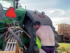 Gay farmář se svléká venku pro tvé potěšení ze sledování
