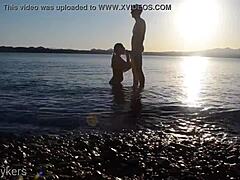 盗撮カップルが、恋人たちが親密なビーチでの出会いに参加するのを見ています。