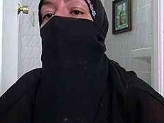 Uma mulher muçulmana se envolve em atividades sexuais intensas e não convencionais com um homem francês sexualmente depravado