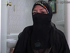 Μια μουσουλμάνα γυναίκα συμμετέχει σε έντονες και αντισυμβατικές σεξουαλικές δραστηριότητες με έναν σεξουαλικά αποκλίνοντα Γάλλο άνδρα