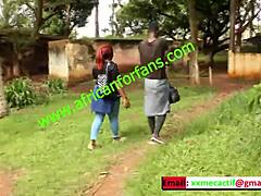Turis Afrika melakukan seks publik dengan wanita lokal di taman selama Piala Afrika di Kamerun