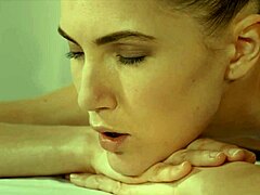 Lesbiennes se livrent à un massage sensuel à l'huile, menant à des relations sexuelles