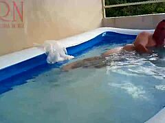MILF-ul pofticios Regina Noir într-un joc de piscină în aer liber