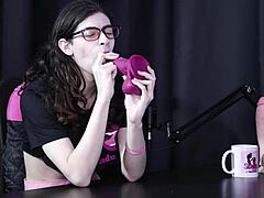 A deslumbrante transexual Yumi Traps faz um show solo sedutor com uma surpresa de chupar pau