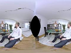 Découvrez le point de vue de la beauté blonde aux cheveux courts de Kathy Whites dans cette vidéo porno VR