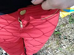 Na otvorenom mokrem svoje nové červené džínsy