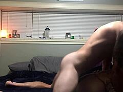 Et muskuløst par med tatoveringer har en dampende trekant med anal penetration
