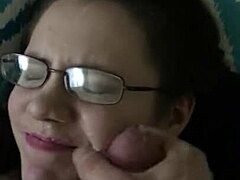 Uma mulher checa de óculos pede uma ejaculação facial depois de uma conversa suja